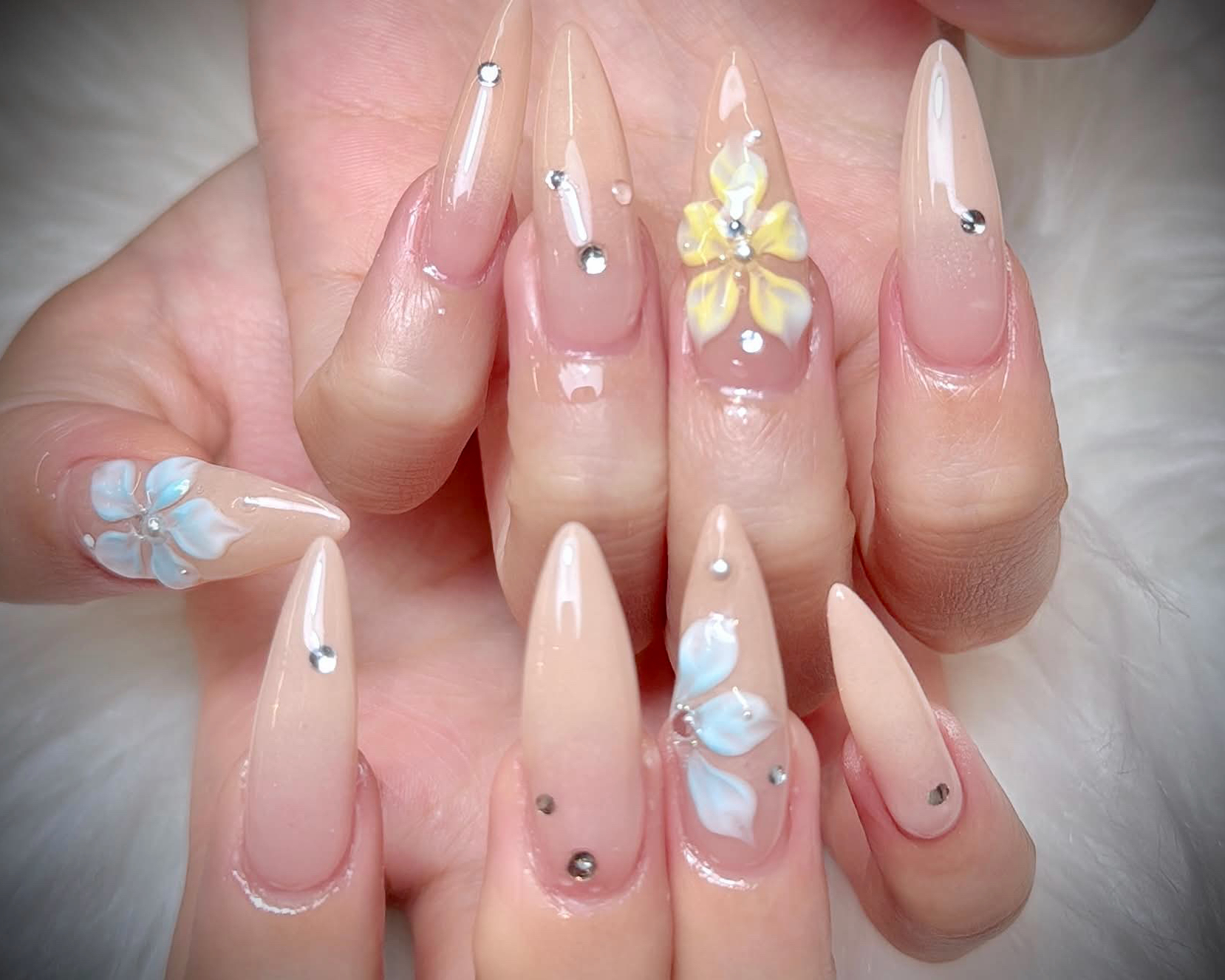 LUNA_Nails