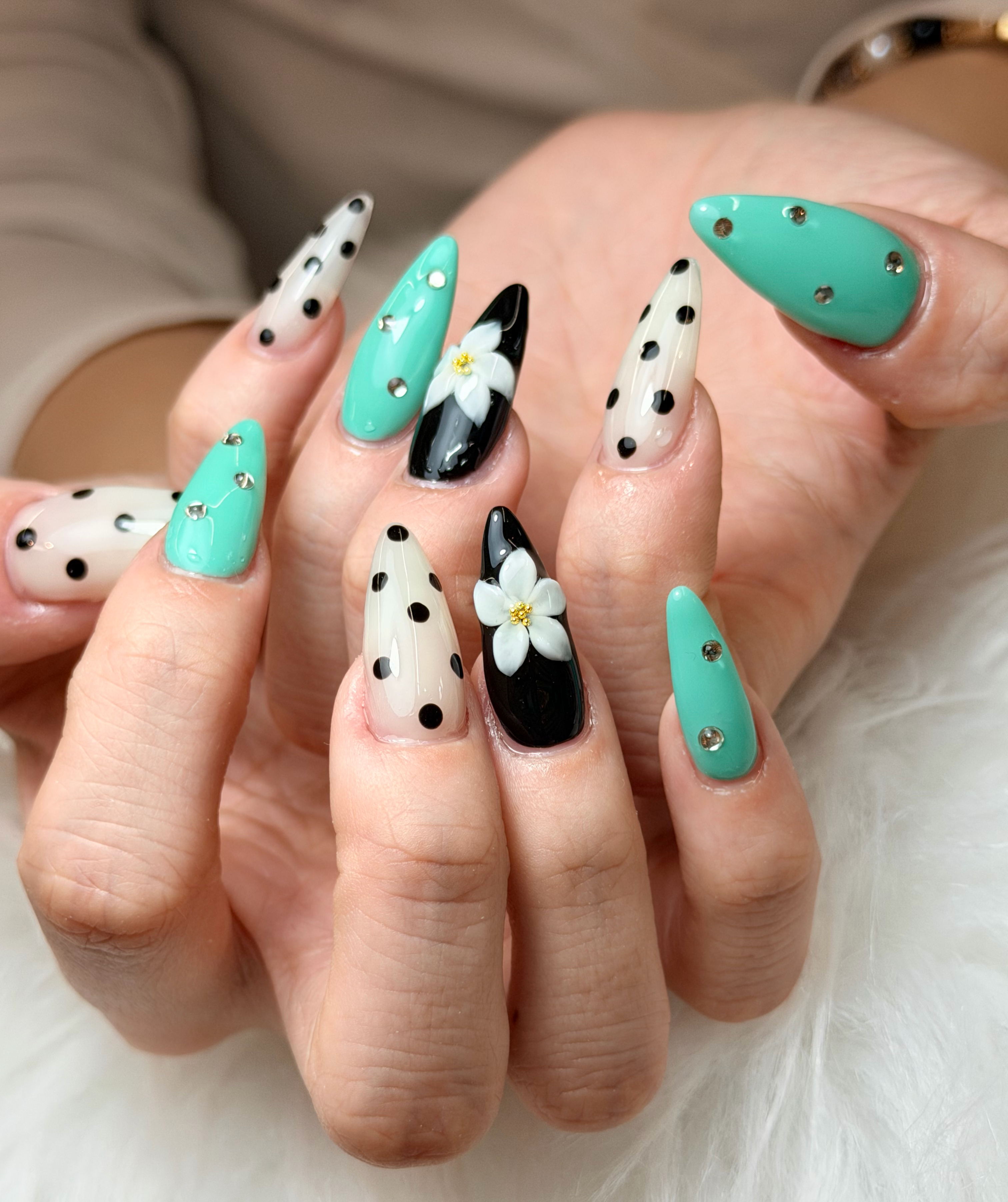 LUNA_Nails