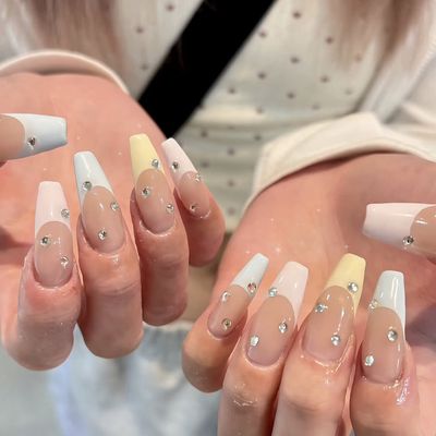 チップ長さ出し10本　
　フレンチデザイン＋パーツ2個✨