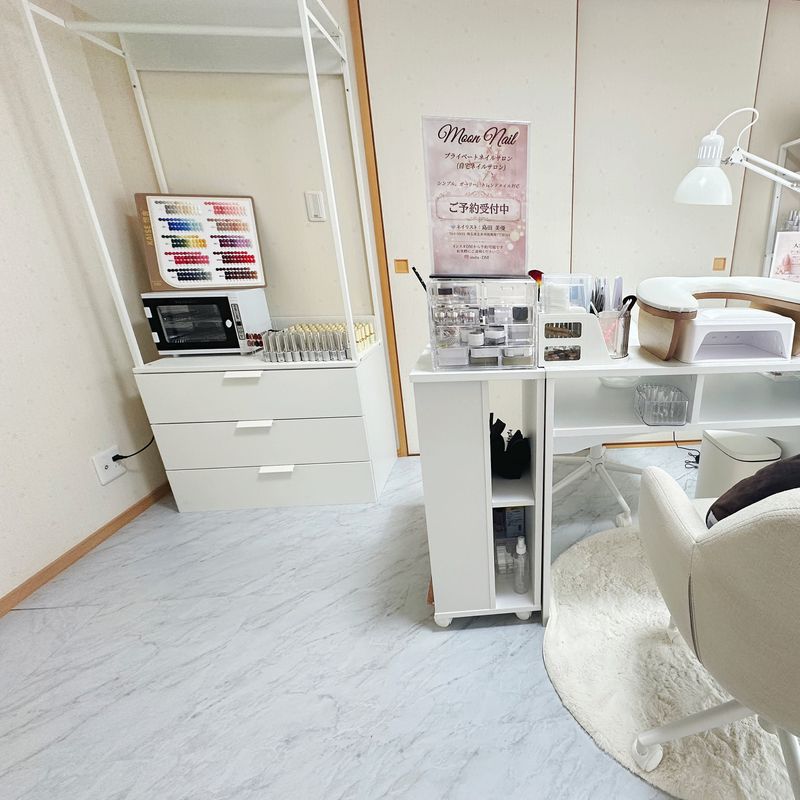 Moon nail salon