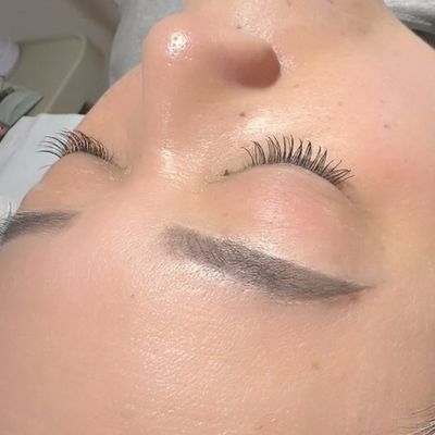 ｢骨格｣｢表情筋｣に合わせてあなたのお顔に馴染む眉毛に✨🐬