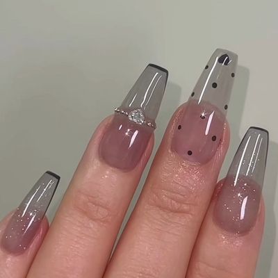 パーツ2つ無料✨️スキニーフレンチ×ドット🖤ネイル