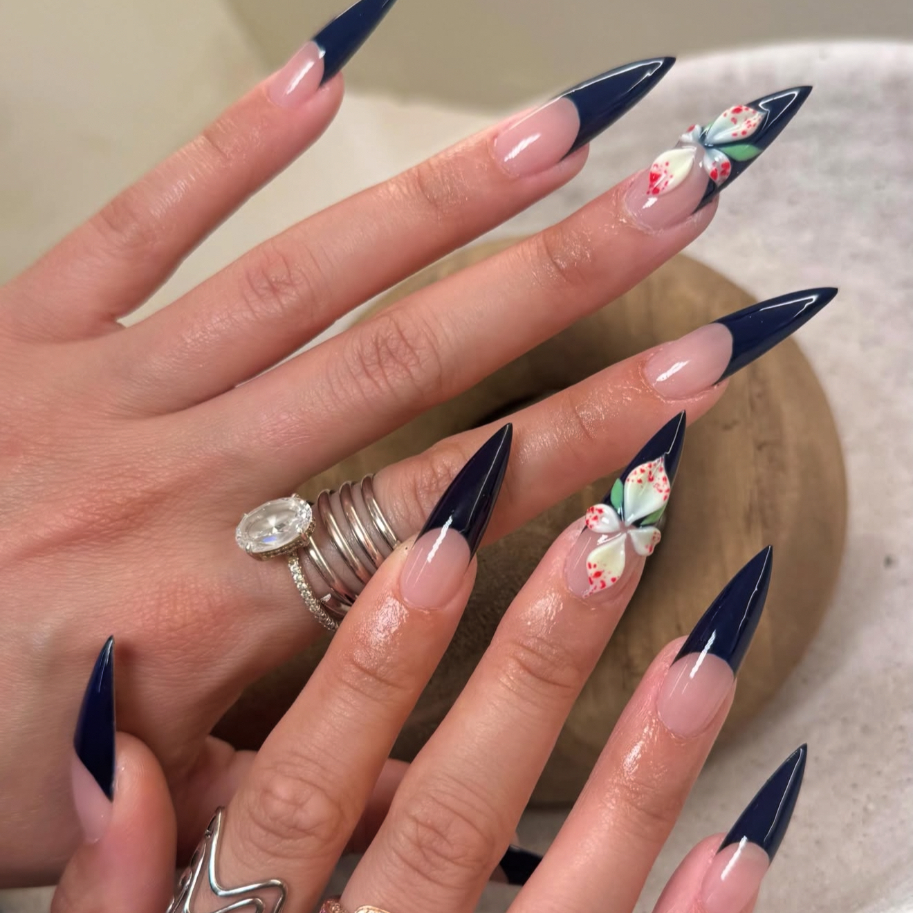 Hine_RibonNail