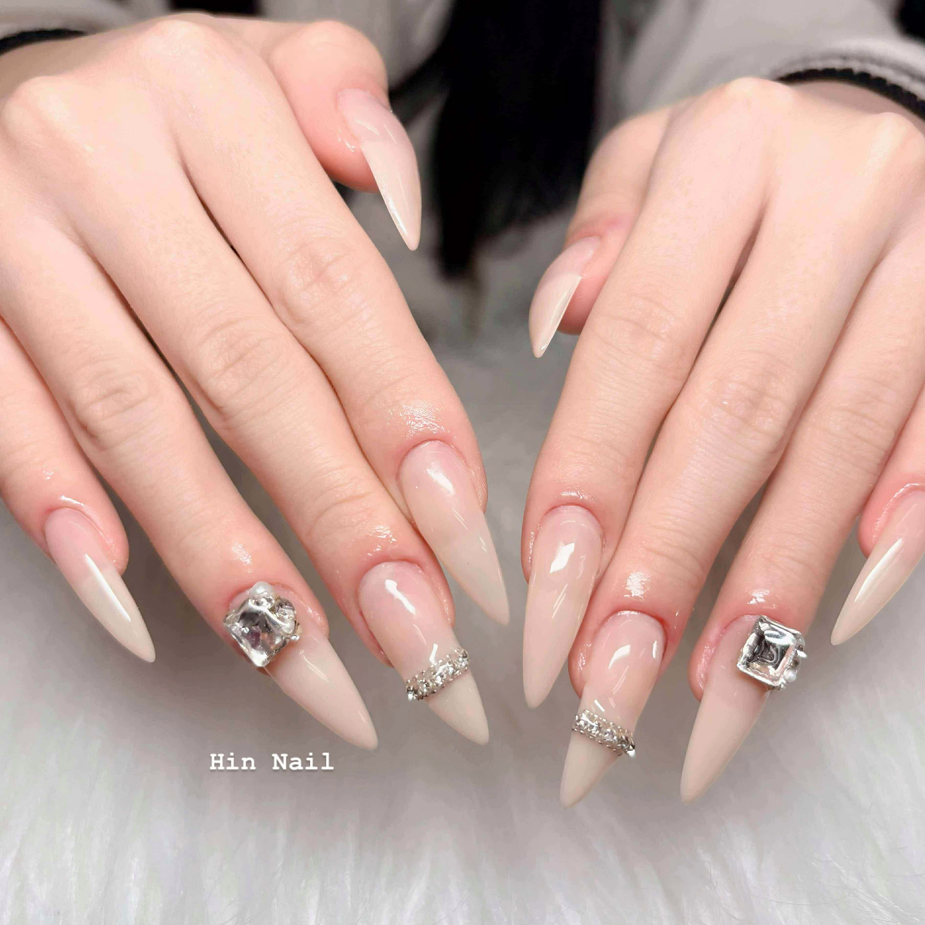 hin_nails