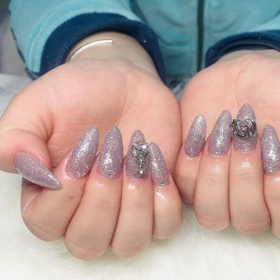 チップ長さ出し＋ワンカラー＋2本ストーンデザイン