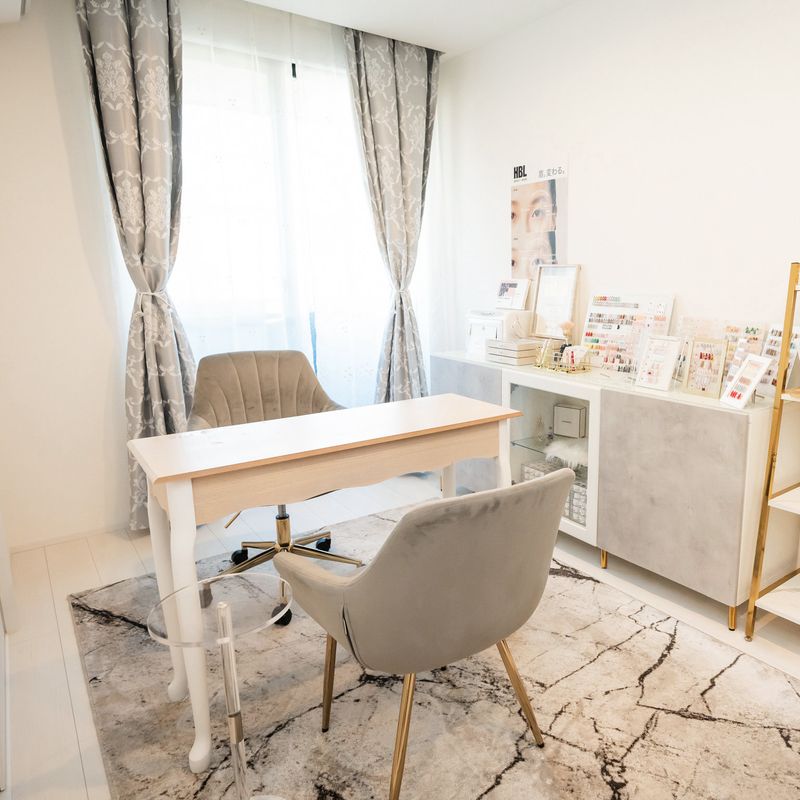 private nailsalon N