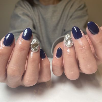 ディープブルーカラー&クリスタル埋め込みネイル💅