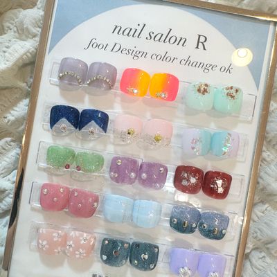 親指アート付きフットネイル