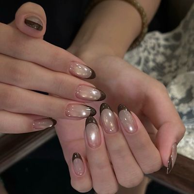 【美大生‼️ネイリスト】【上品きらめき】ぷるビー玉マグネット×フレンチ