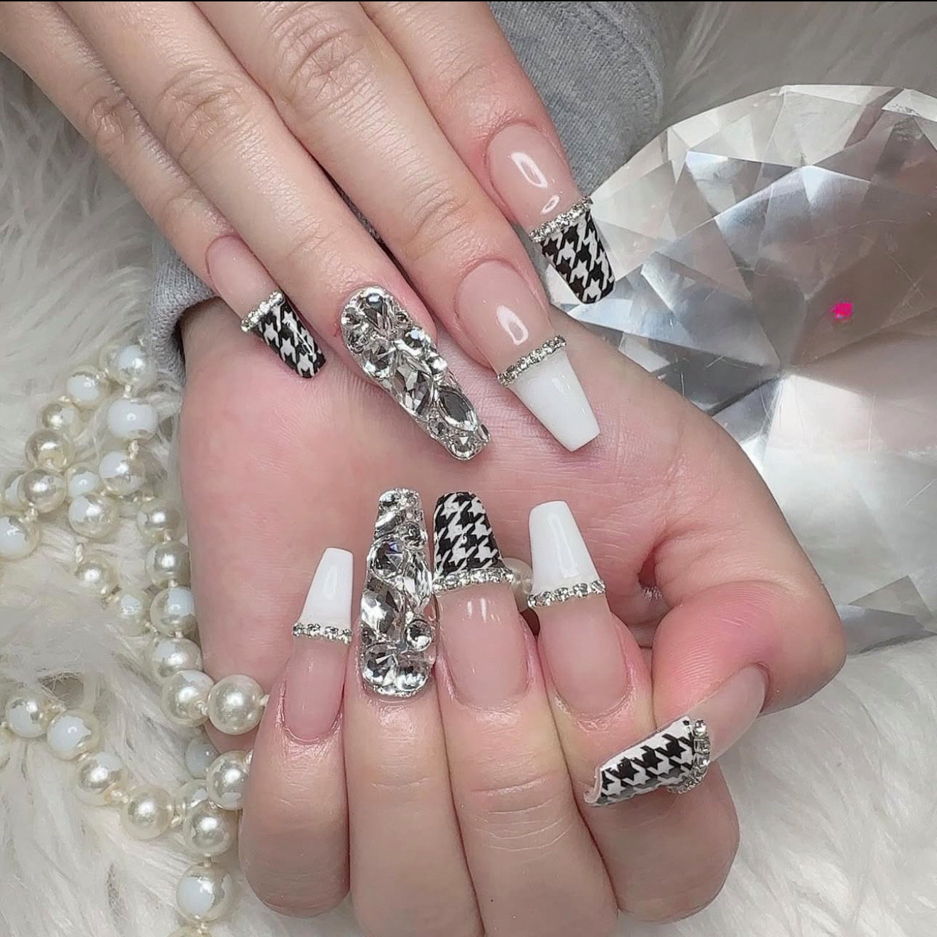 Lyn.Nail