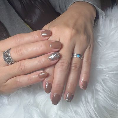 ワンカラ
ワンカラハードジェル使用。
2本はサロンデザインで