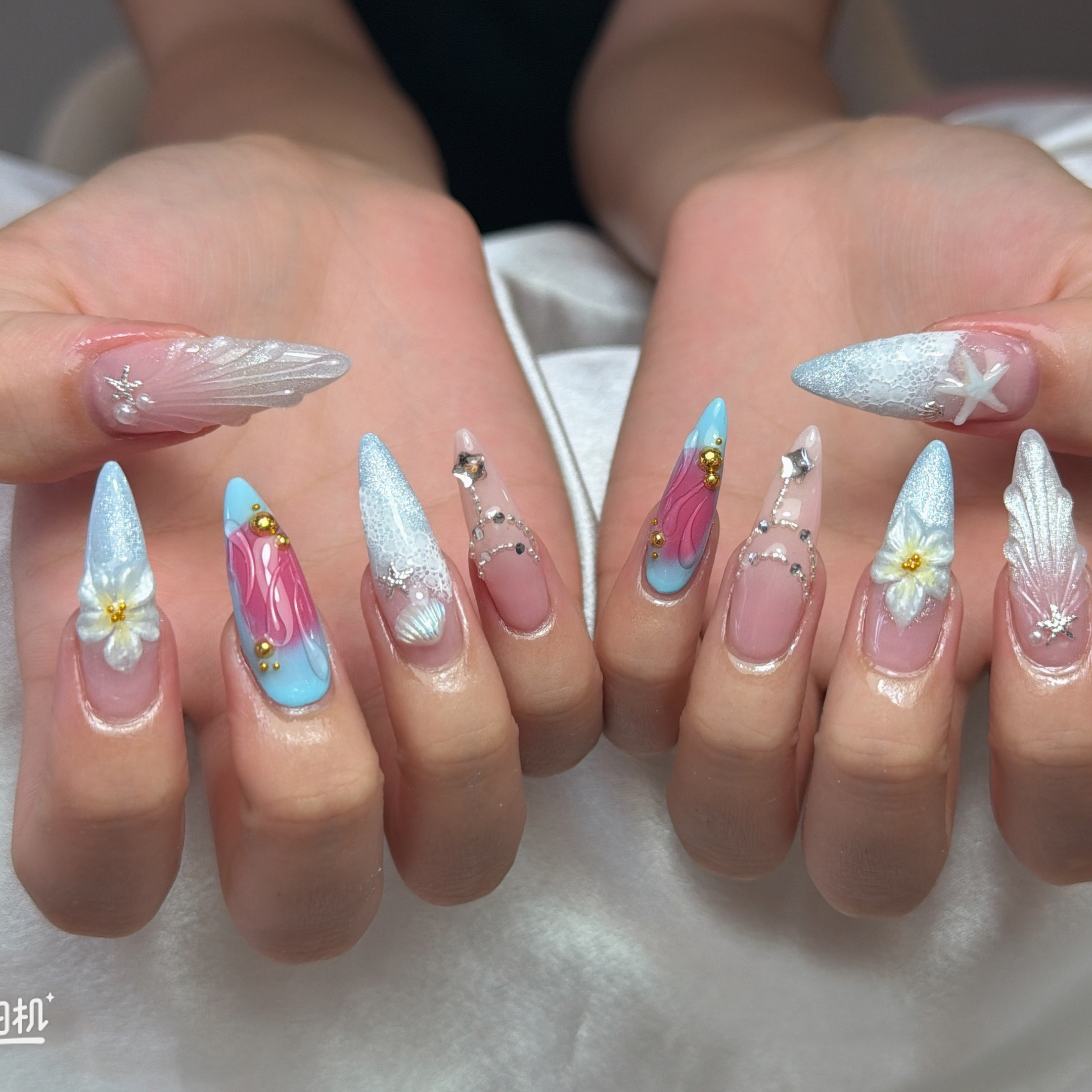 LUNA_Nails
