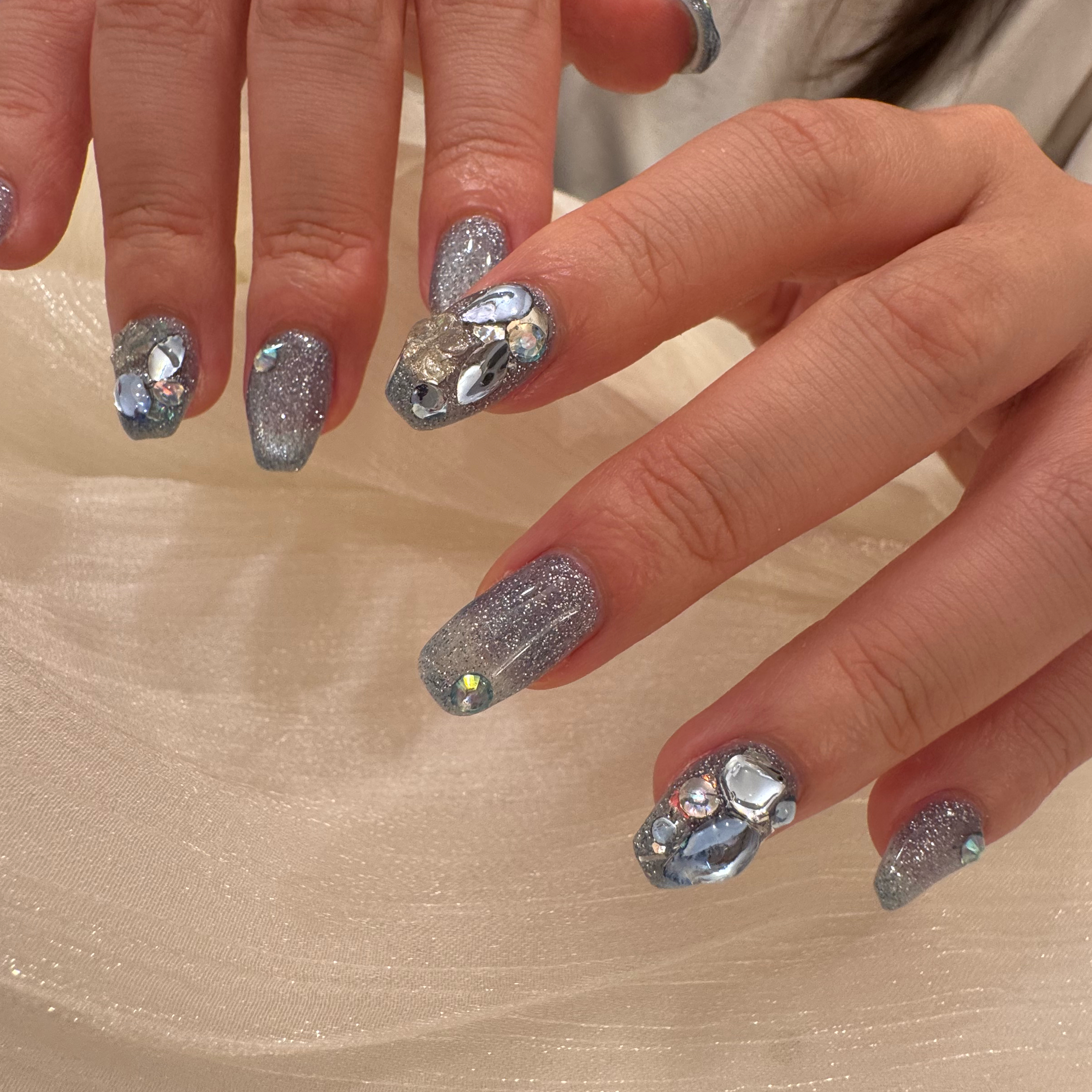 nailroom_emo