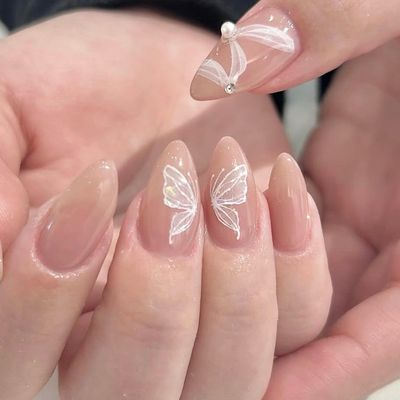 リボンや蝶々などのシールネイル