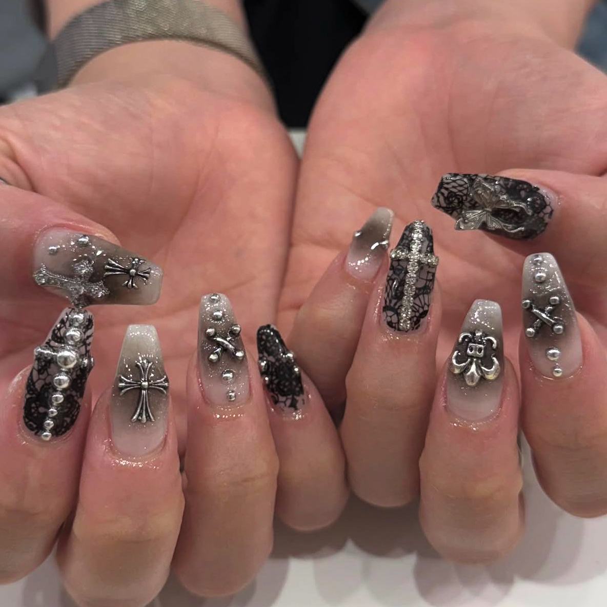 Hine_RibonNail