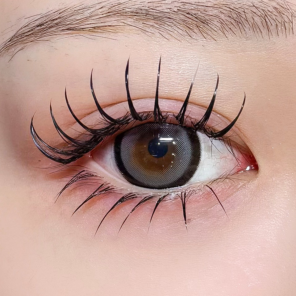 sara_eyelash