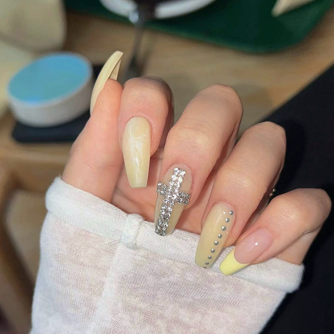 Hine_RibonNail