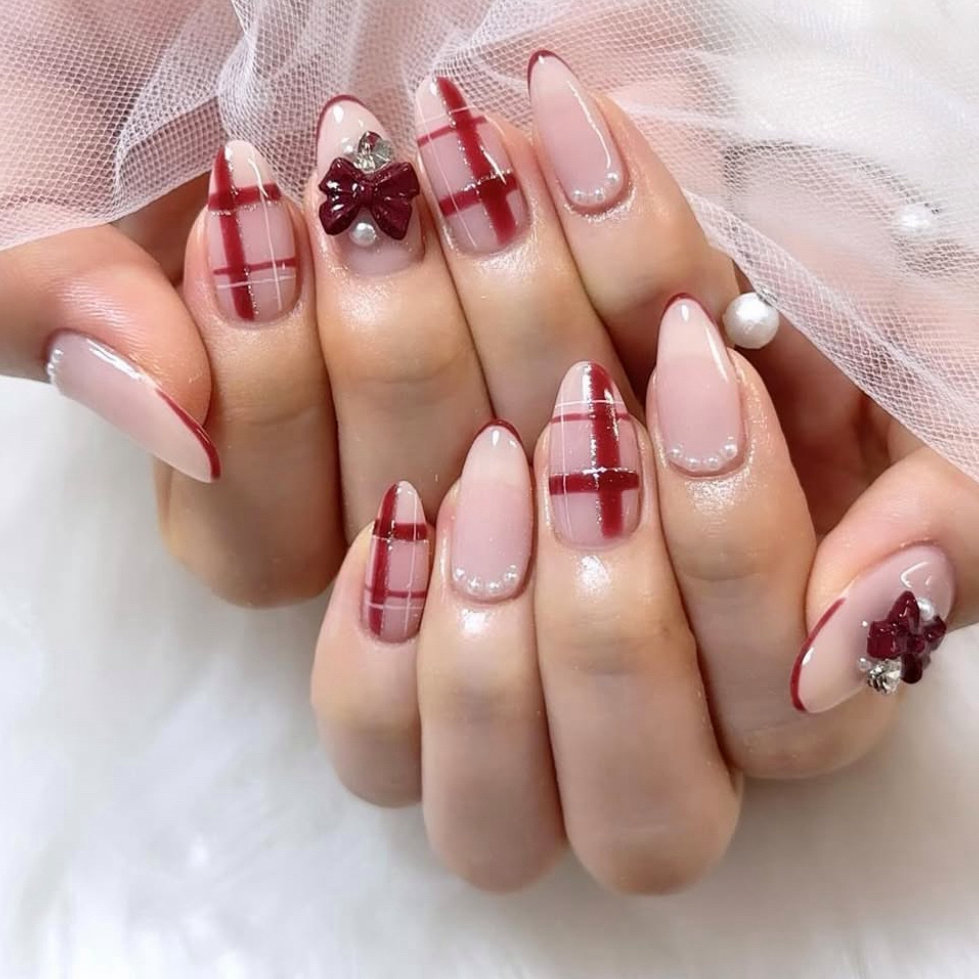 Lyn.Nail