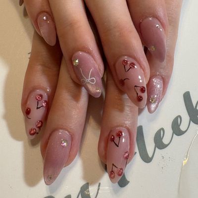 オフ、甘皮ケア込み☆
シンプルデザイン＋左右5本ずつアートコース♪