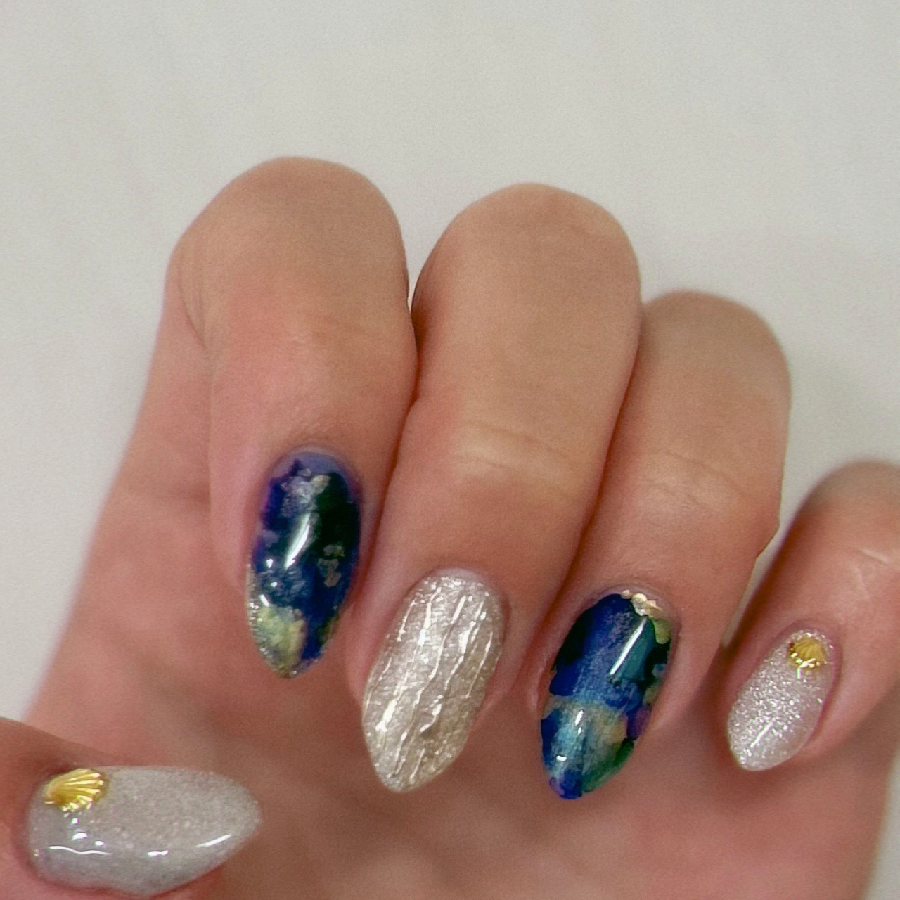 Silver.nails.room