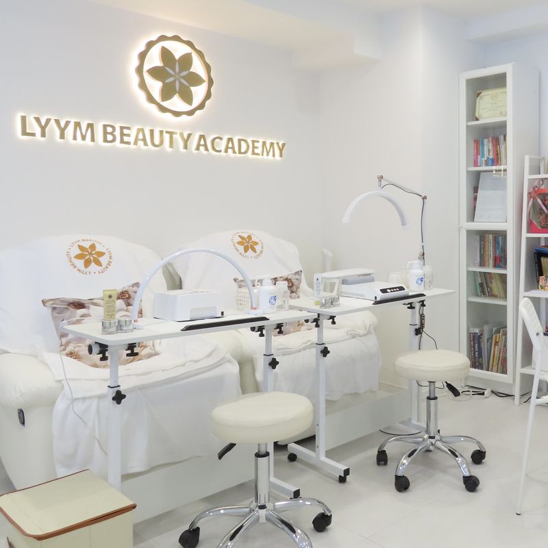 LYYM Nail Salon ネイル池袋