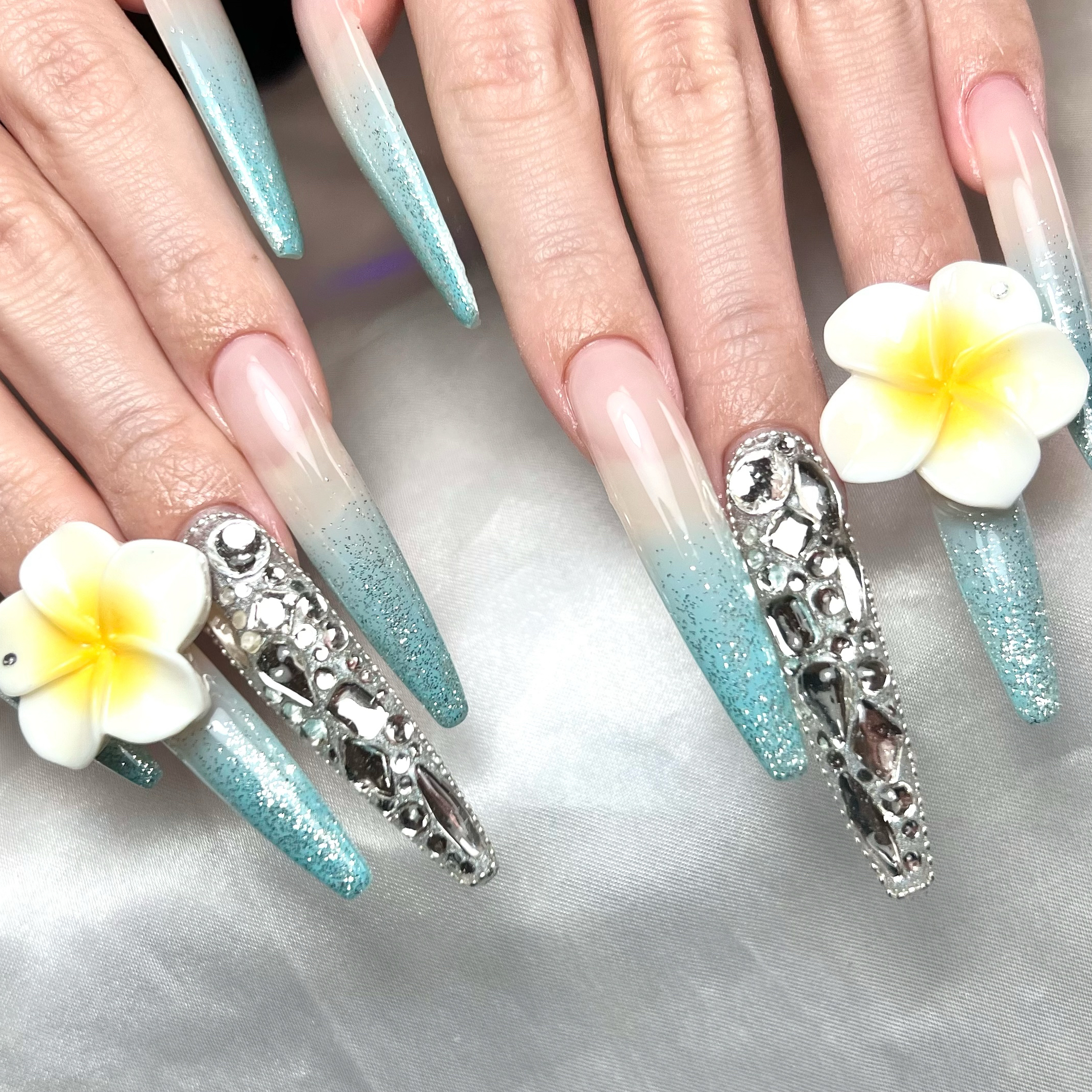 Nails_Loa