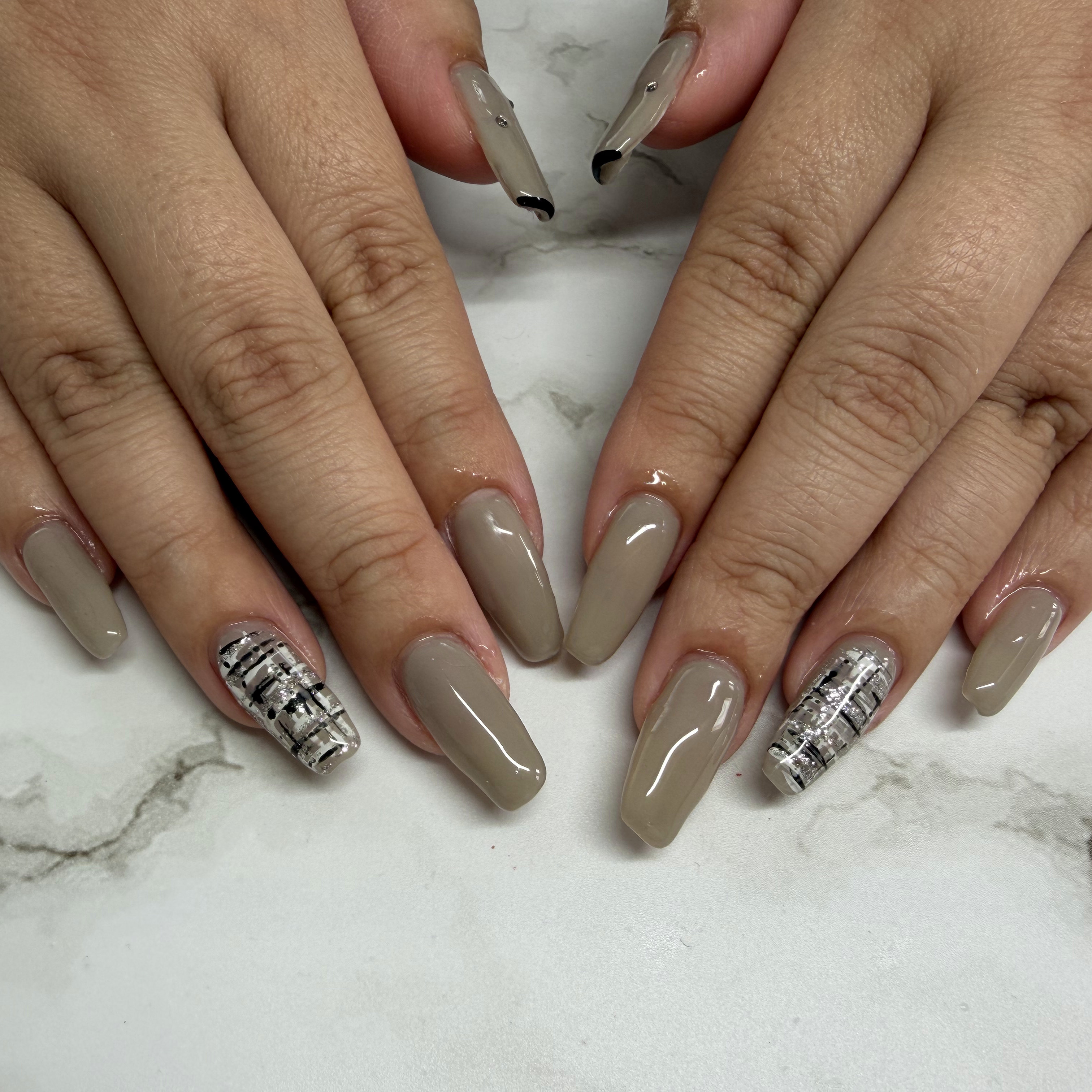 mona_nail