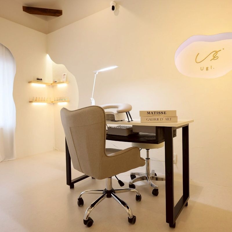 Ugi. nail&eyelash 中崎町