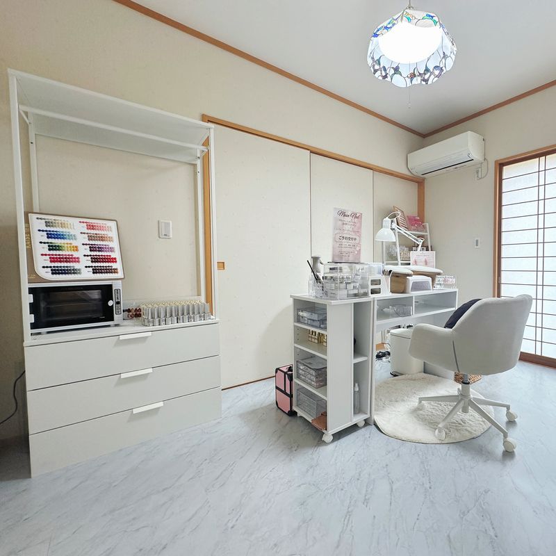Moon nail salon