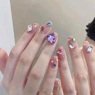 宝石デコネイル💎透明感のあるベスに、色とりどり、大ビジューたっぷり乗せたゴージャスデザイン