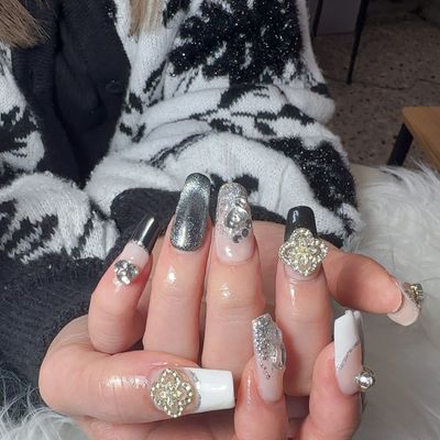 	•	店内180デザインからお好きなデザインをお選びいただけます
	•	カラー変