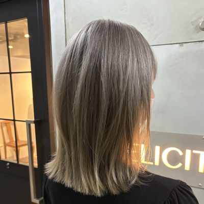 艶が出やすいワンレングスカット＋ワンブリーチでも明るく感じるミルクティーベージュ