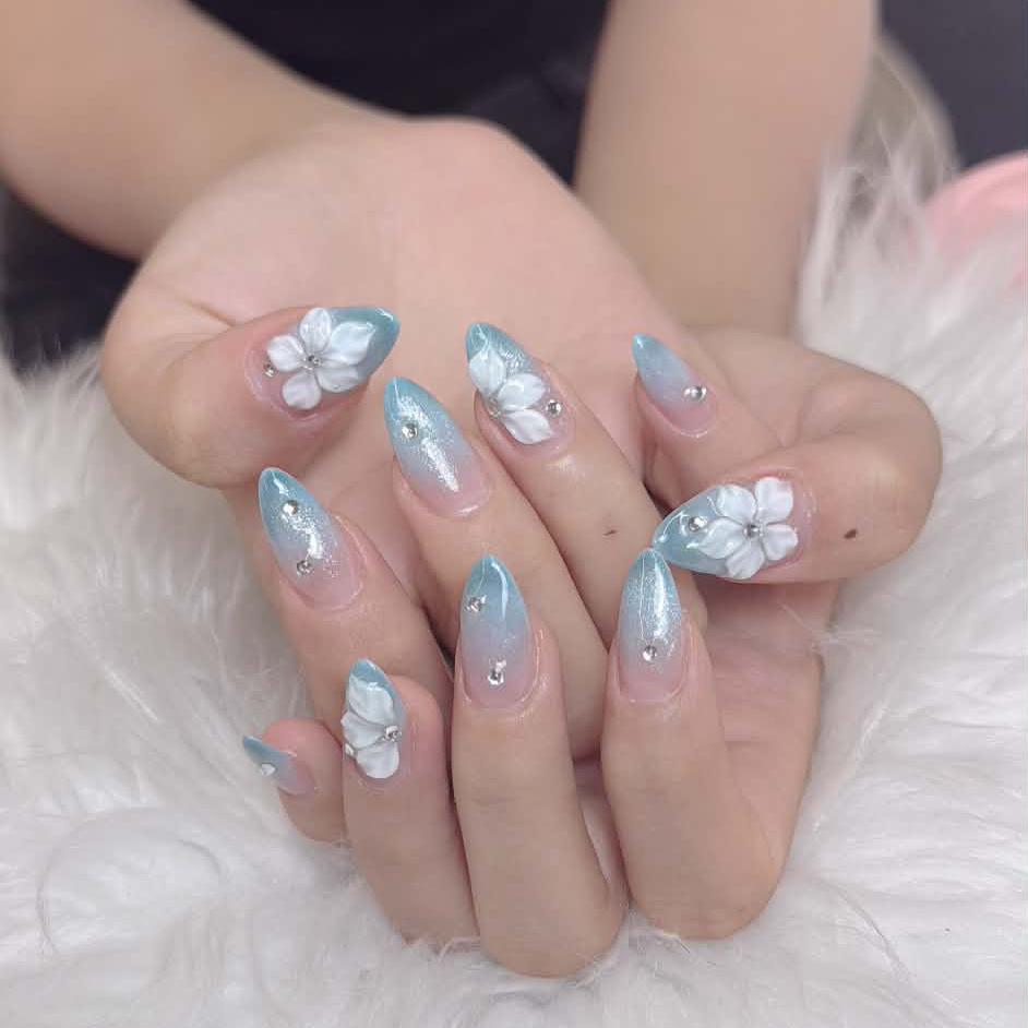 LUNA_Nails