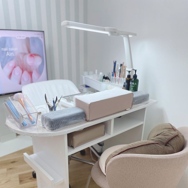 nail salon Ain.