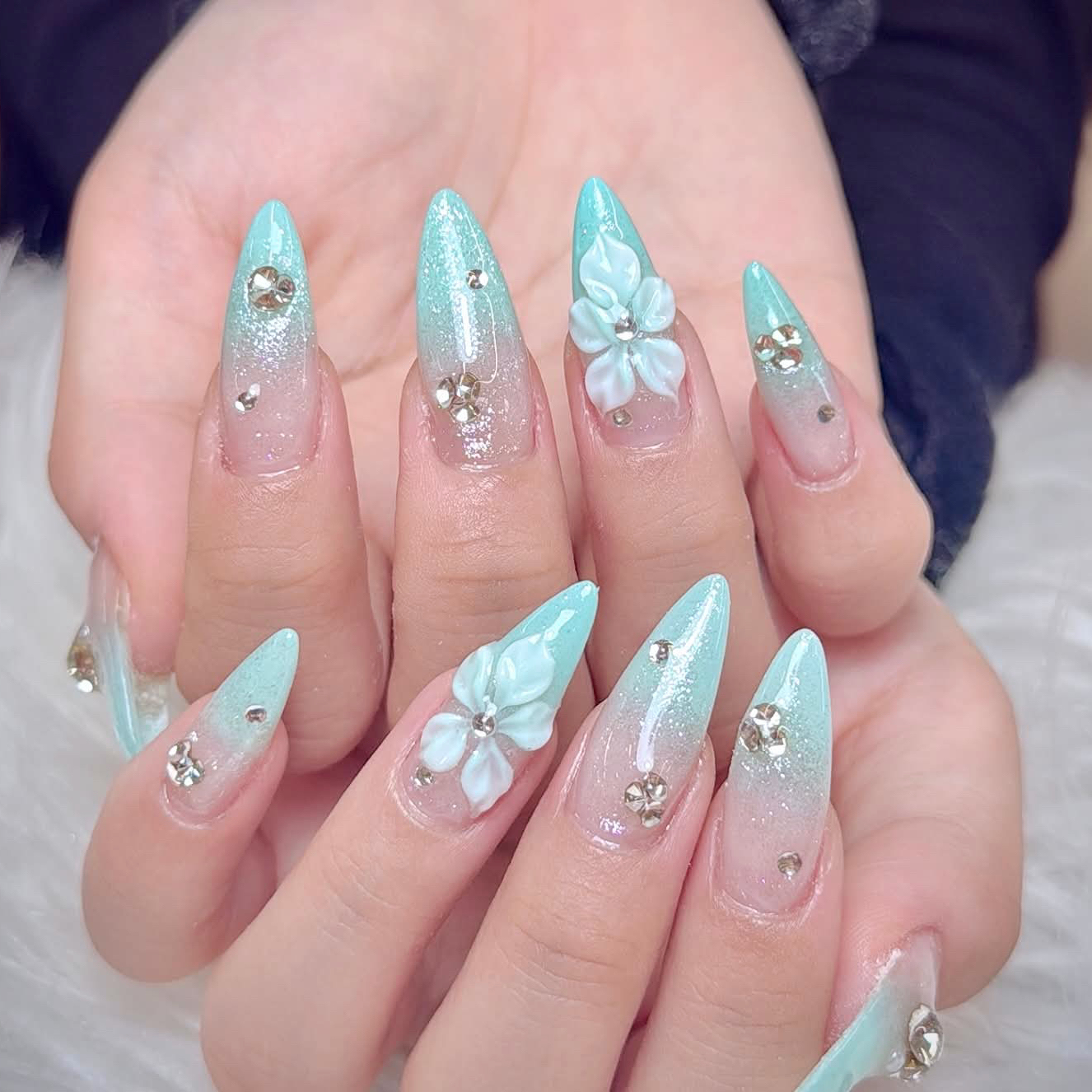 LUNA_Nails