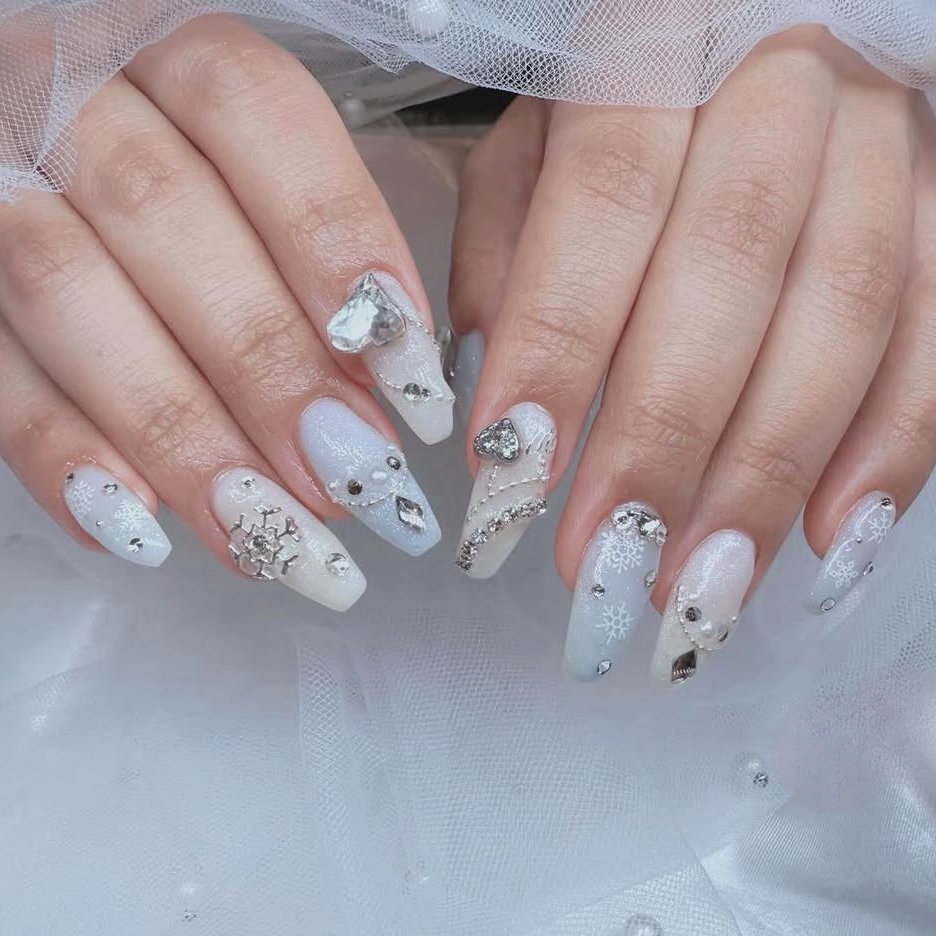 Lyn.Nail