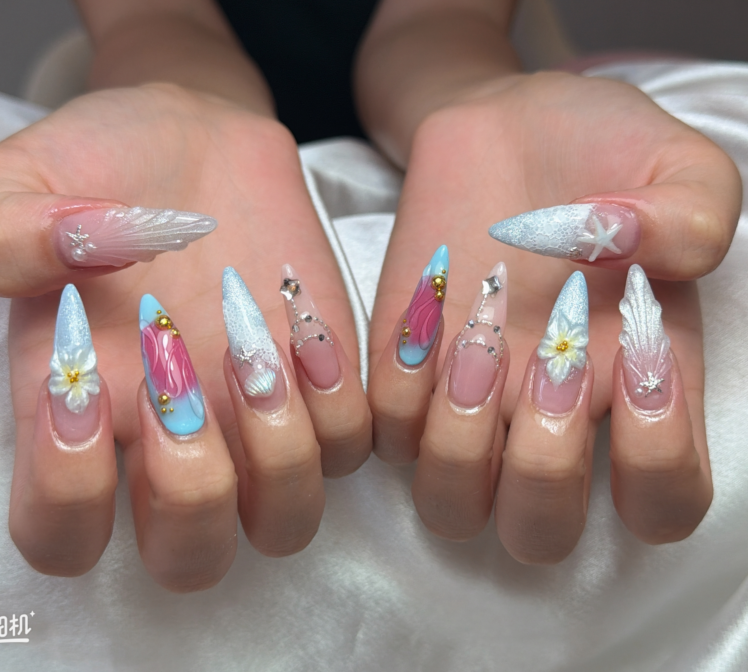 LUNA_Nails