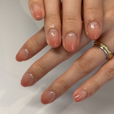 じゅわっと抜け感☆グラデーションネイル