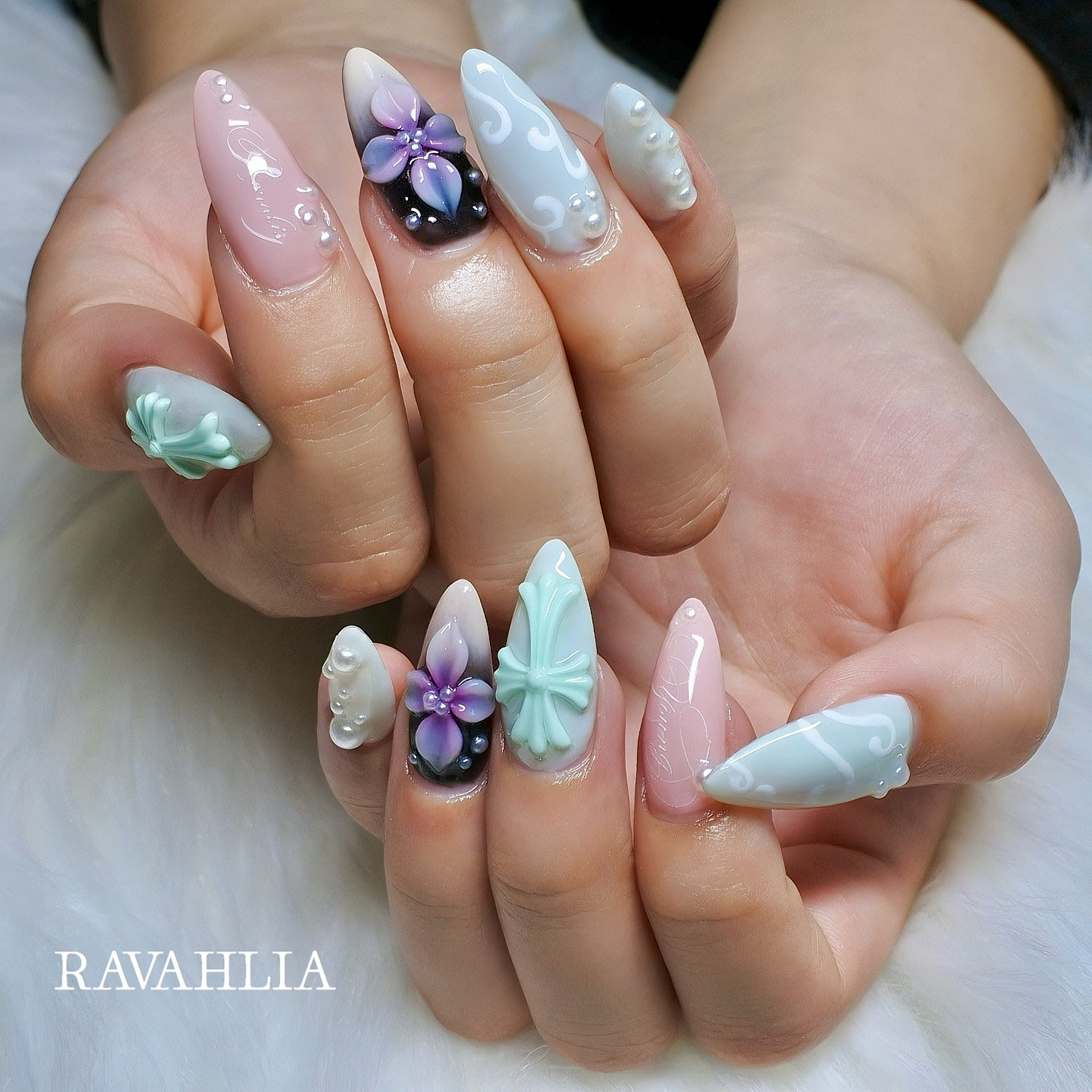 Ravahlia_nails