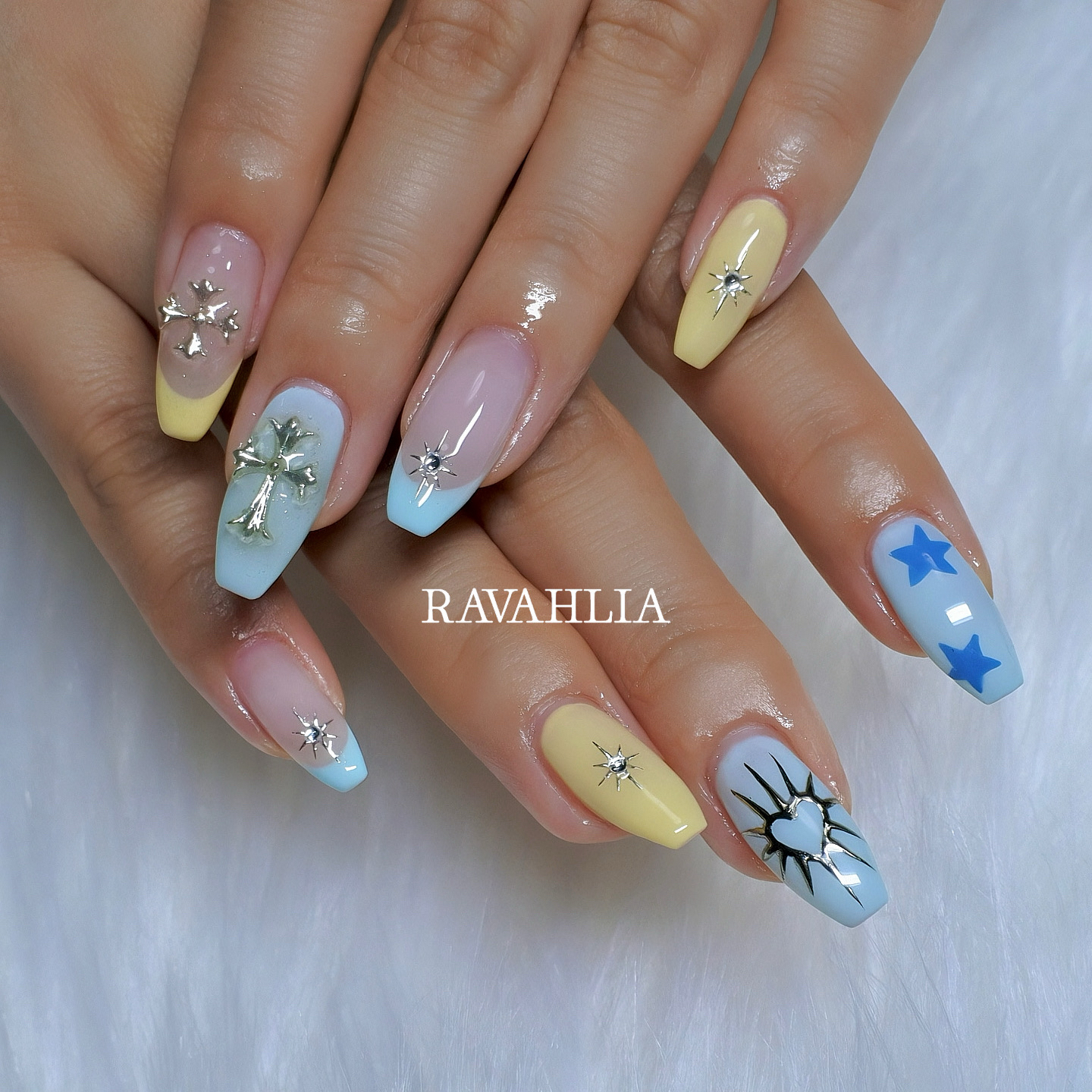 Ravahlia_nails