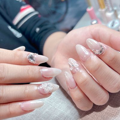 ✨ ちゅるんホワイト × ビジューネイル ✨