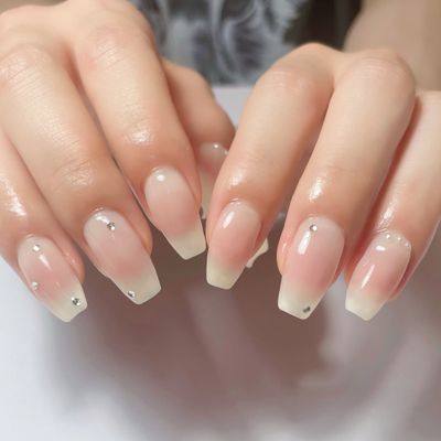 ベースカラー込みチークネイル＆ストーン10粒