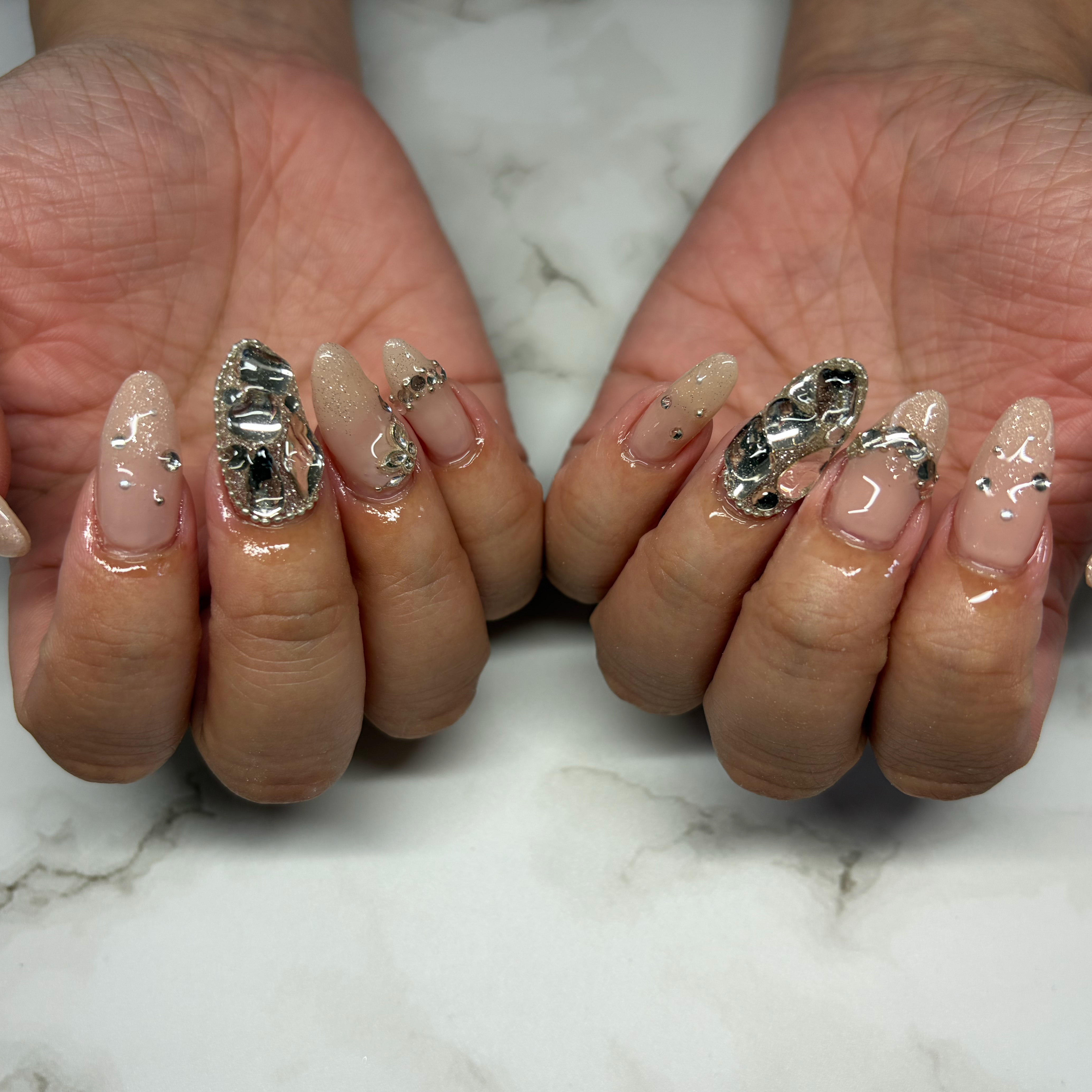 mona_nail