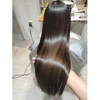 髪の表面整えるダメージレス酸性ストレート