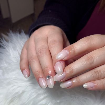 マグネット（キャットアイ）を使ったワンカラーネイルで、2本アートが入っています。