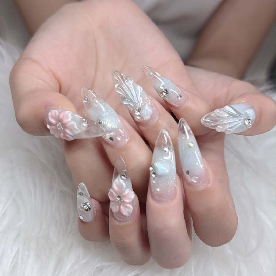 LUNA_Nails