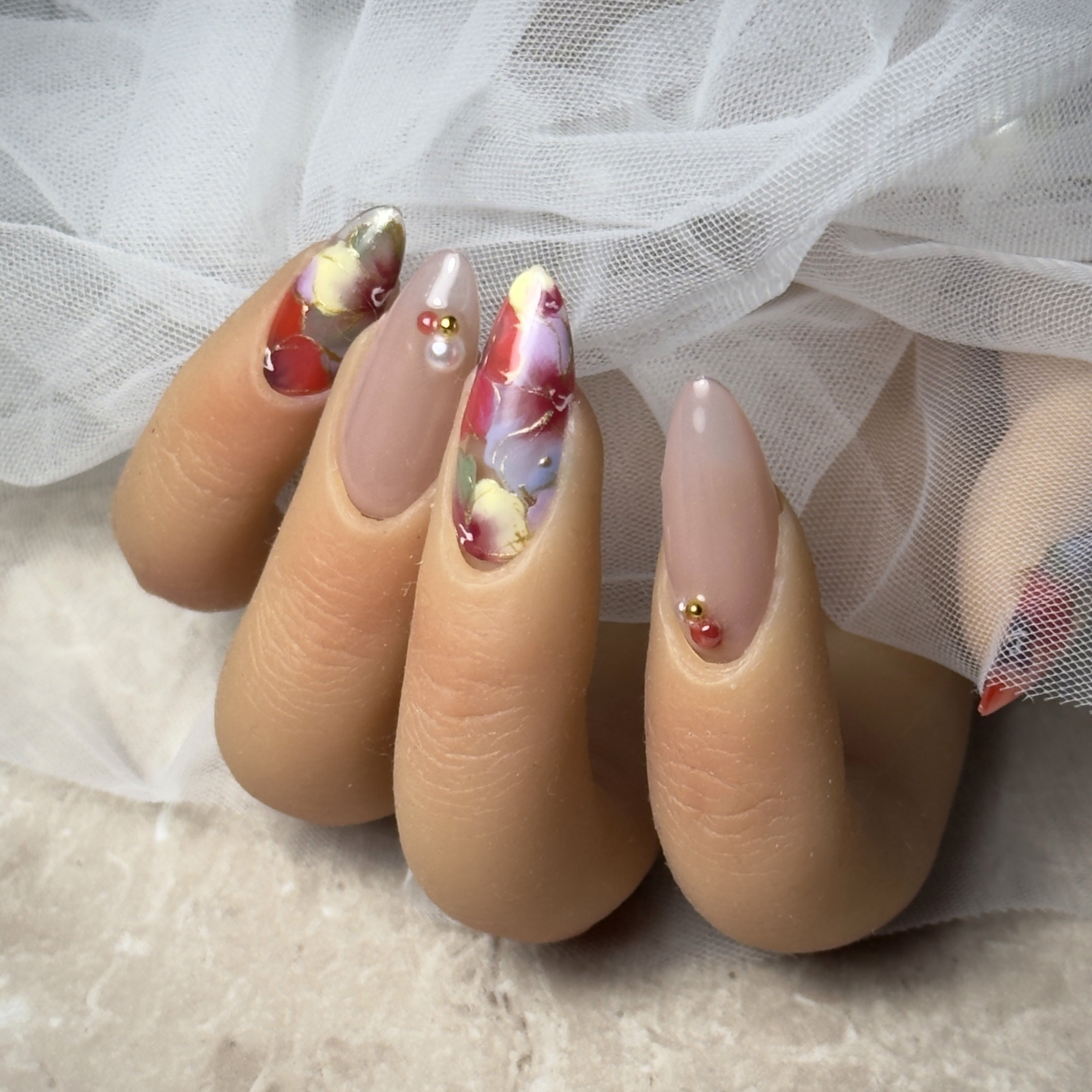 nail.salon.lady