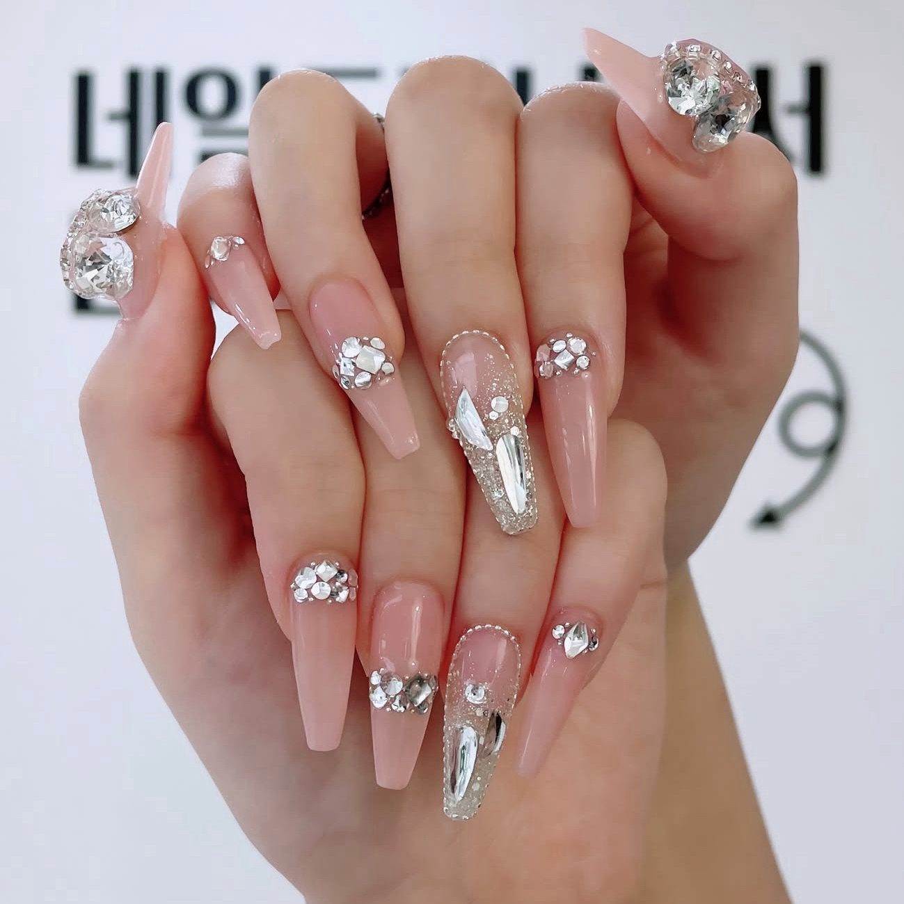 Lyn.Nail