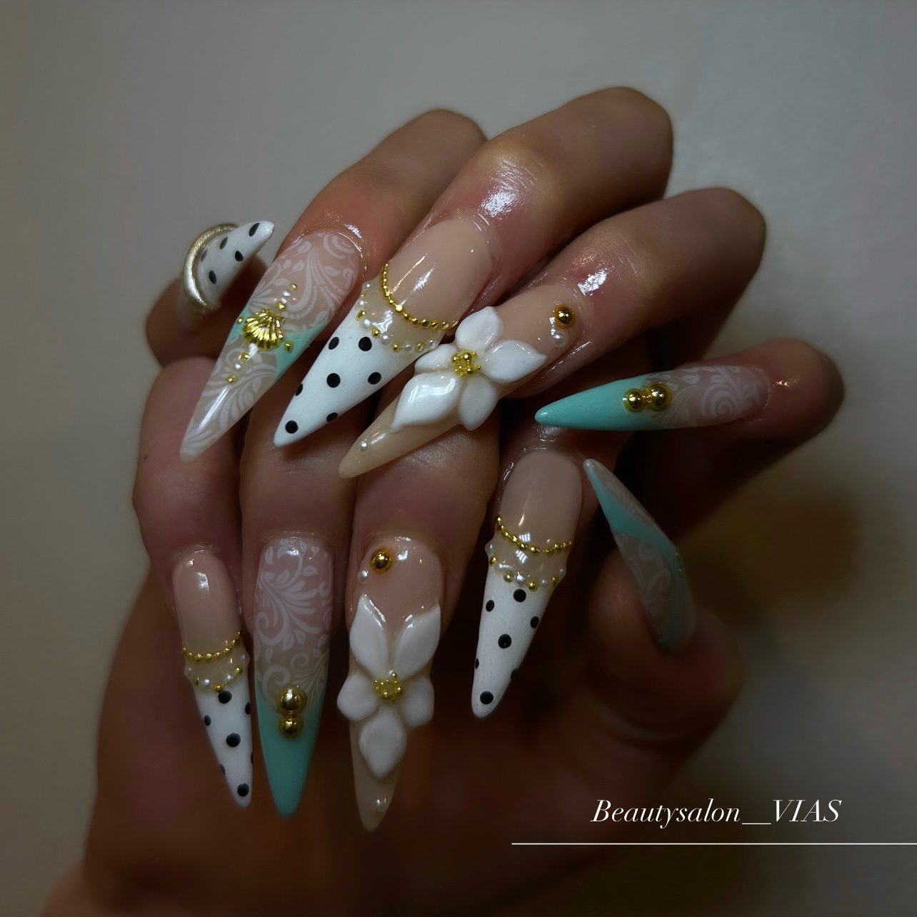 VIAS__nail